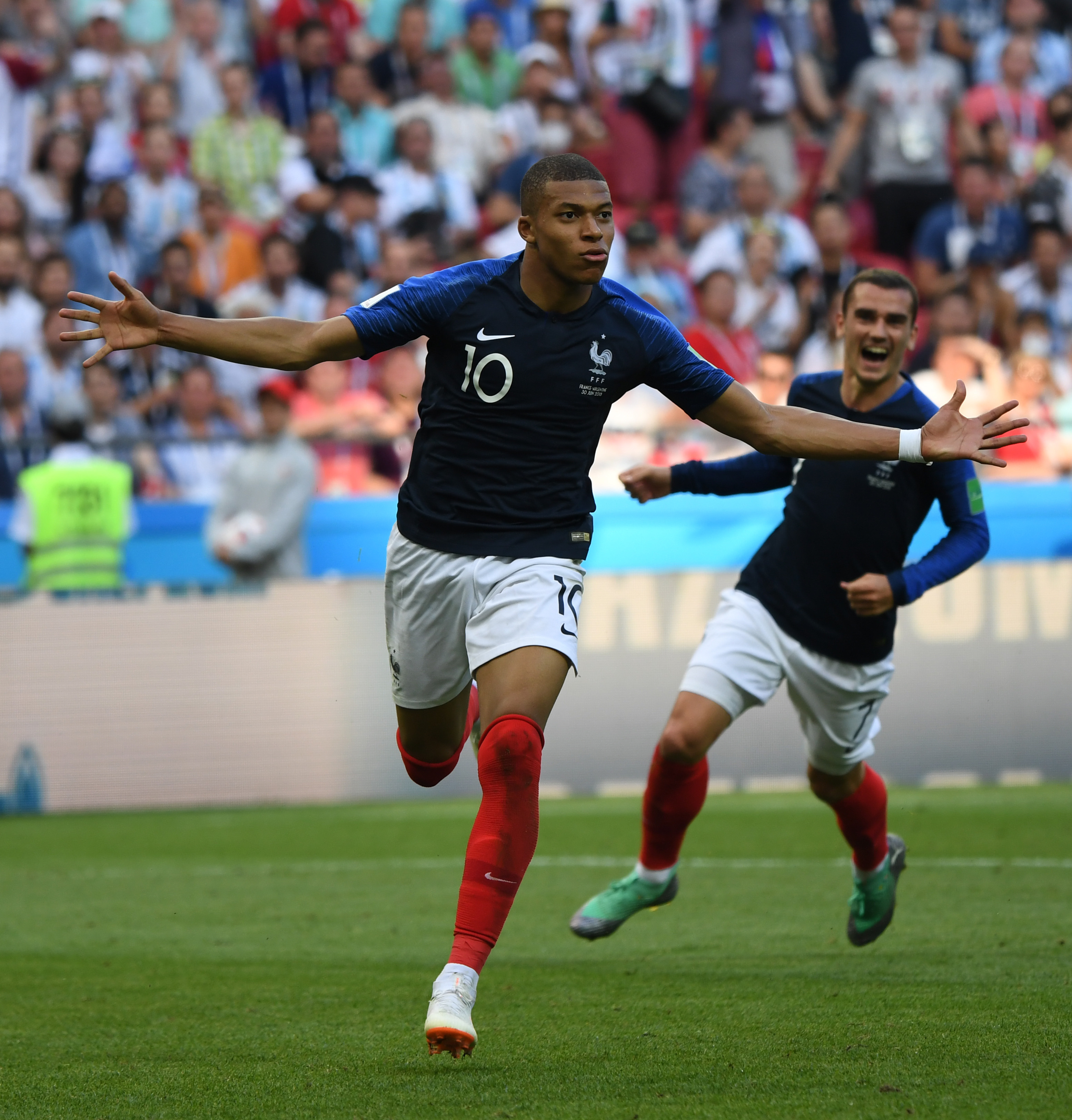 B费谈C罗被罚下：这是足球里会发生的事，他知道自己犯了错误