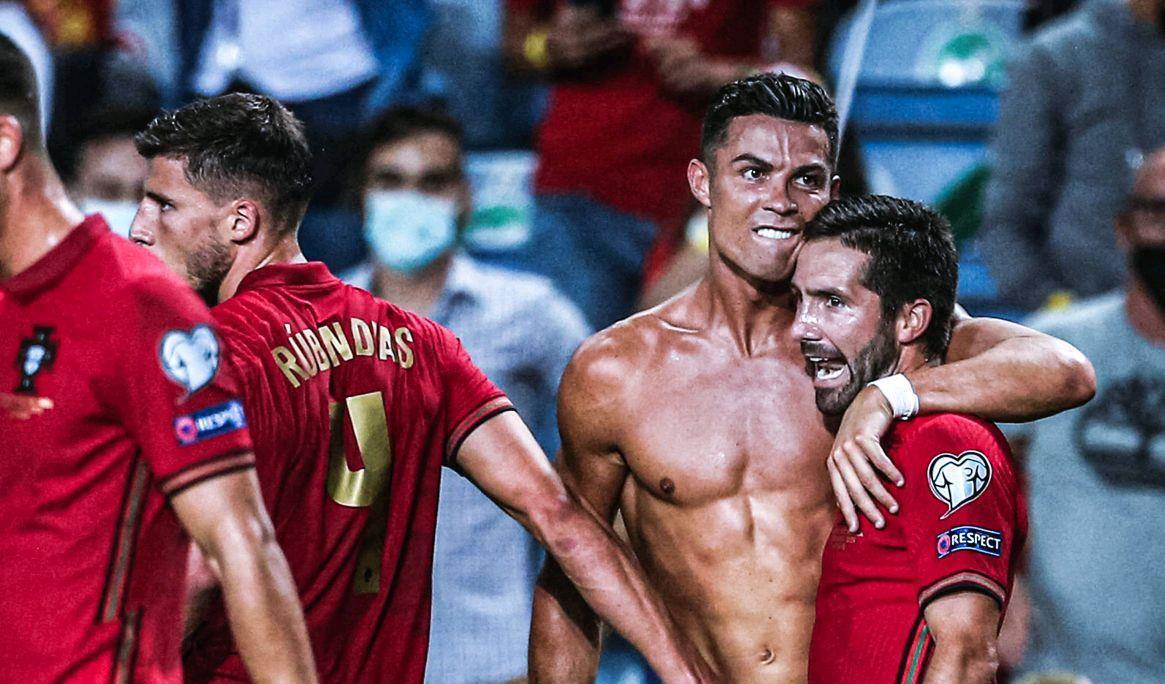 杨瀚森NBA生涯首次首发，被打到面部痛苦倒地，裁判未及时吹停比赛引争议