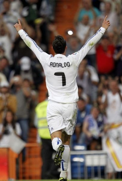 詹姆斯高效29分末节收割比赛，湖人险胜76人迎关键胜利